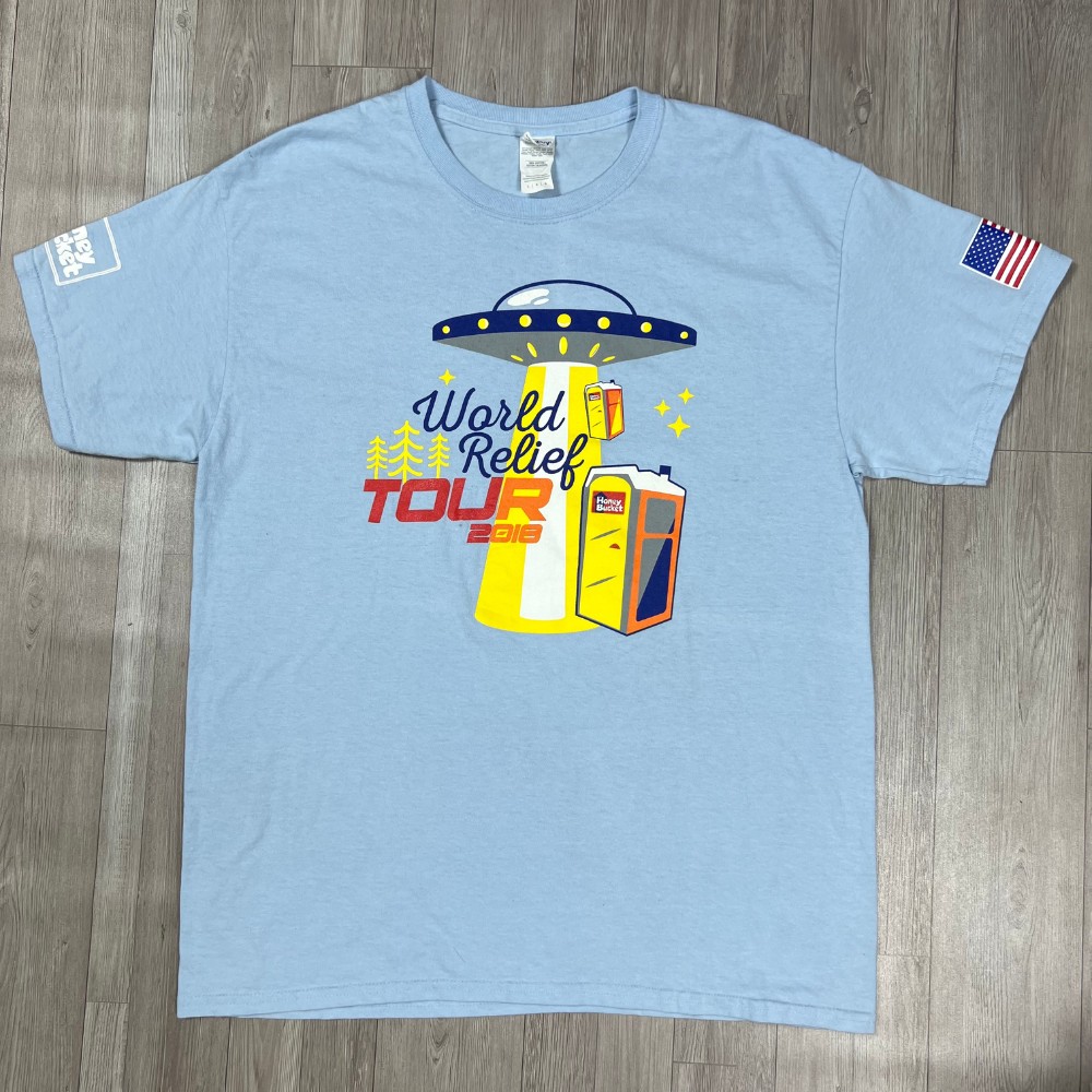 Size L - Gildan Ultra Cotton Brand - World Relief Tour 2018 Vintage T-Shirt (LxW: 29x21 in)